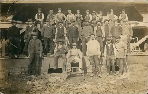 Menschen Gruppenfoto von Arbeitern, Handwerker, Echtfoto-AK 1914 Privatfoto
