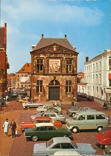 Gouda (Niederlande) De Waag - diverse Autos auf Parkplatz, Auto Modelle 1972