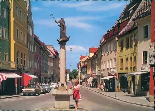 Füssen Reichenstrasse, div. Auto Autos Modelle, Frau am Brunnen 1970