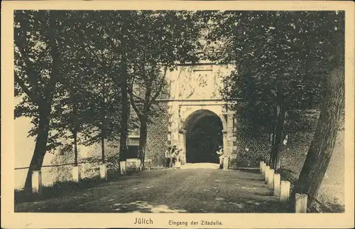 Jülich Partie an der Zitadelle, Eingang mit Personen davor 1920