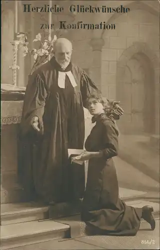 Religion & Glückwunsch Konfirmation Mädchen kniet vor Pfarrer 1920