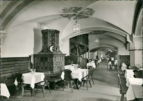 München Linkspartie mit gotischer Wendeltreppe im Ratskeller der Stadt 1960