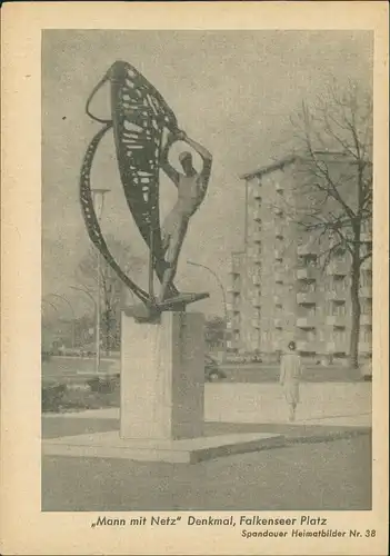 Spandau-Berlin Heimatbild Mann mit Netz Denkmal Falkenseer Platz 1961