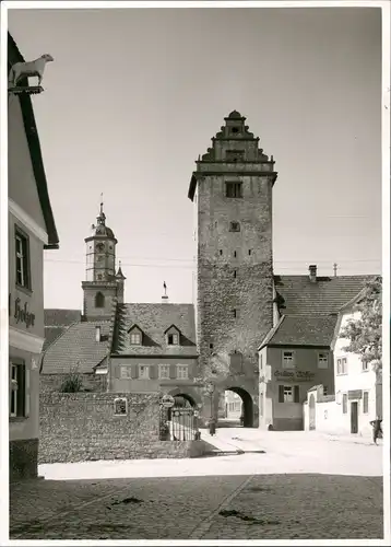 Volkach Foto-AK Partie Straße mit Turm und Turm-Durchfahrt 1960 Privatfoto