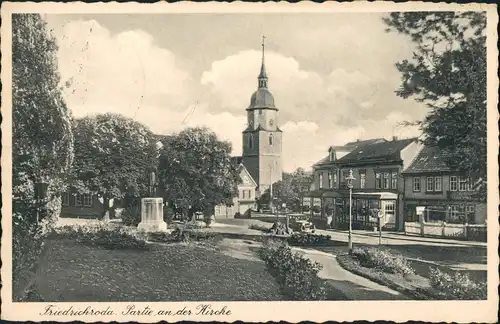Friedrichroda Partie vor der Kirche mit Denkmal, altem Auto 1939