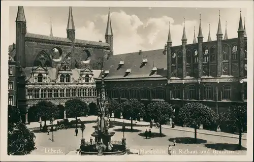 Ansichtskarte Lübeck Rathaus Marktplatz mit Brunnen 1930