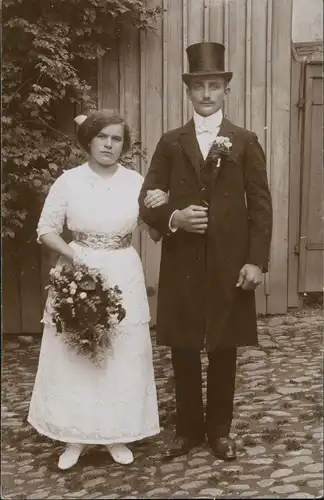 Hochzeit - Brautpaar Kleid Anzug Zylinder Mode 1922 Privatfoto Foto