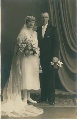 Hochzeit Paar Braut Kleid Mode Zeitgeschichte 1922 Privatfoto Foto