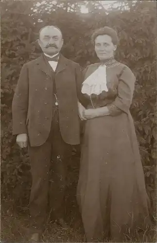Soziales Leben Frauen Mann Frau im Park Kleidung Mode 1911 Privatfoto Foto