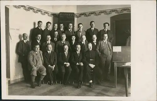Foto  Gruppenbild Männer im Anzug - Innenansicht 1923 Privatfoto