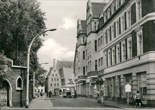 Ansichtskarte Bitterfeld Walther-Rathenau-Straße belebt, DDR Postkarte 1978