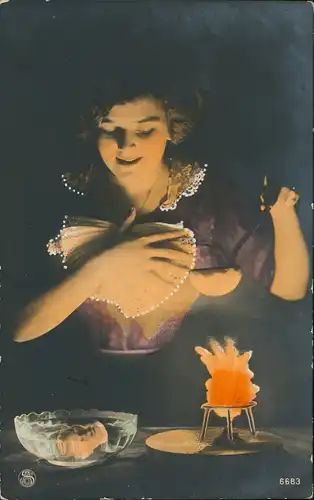 Ansichtskarte  Fotokunst Feuerzangbowle Frau Colorfoto 1912