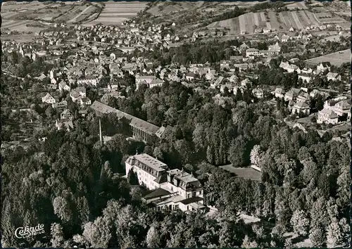 Bad Orb Zentrum mit Kurhaus vom Flugzeug aus, Luftaufnahme 1961/1958