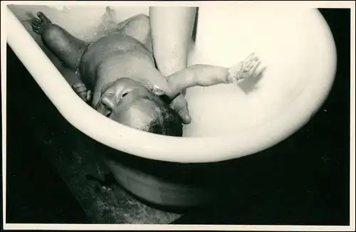 Foto  1 Monat altes Baby wird in der Wanne gebadet 1950 Privatfoto