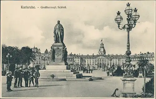 Ansichtskarte Karlsruhe Schloß belebter Vorplatz mit Personen & Denkmal 1910