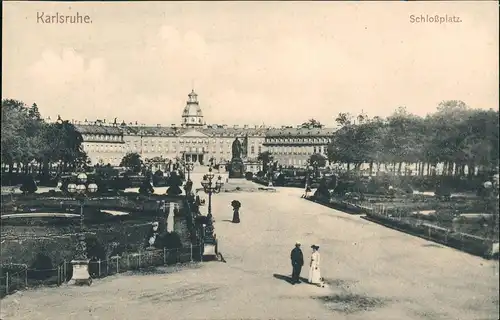 Karlsruhe Schloßplatz Schloss Gesamtansicht mit belebtem Vorplatz 1910