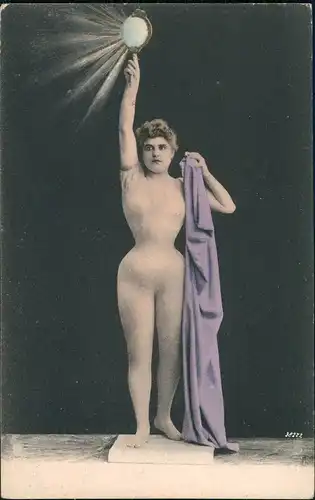 Ansichtskarte  Frau hält Leuchtkugel enger Body Erotik 1911