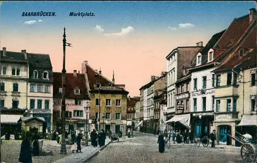 Ansichtskarte Saarbrücken Marktplatz belebt, diverse Geschäft & Lokale 1905