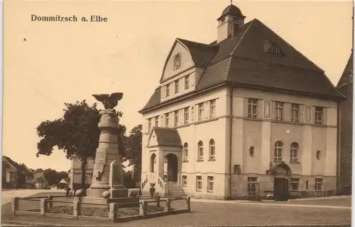 Ansichtskarte Dommitzsch Kriegerdenkmal und Rathaus 1912