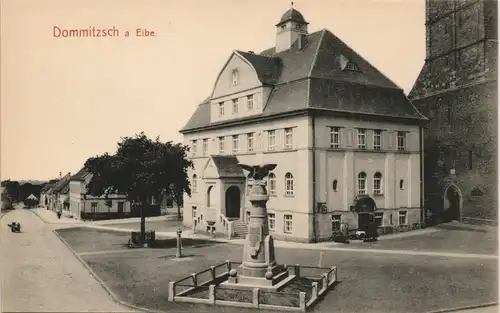 Ansichtskarte Dommitzsch Straßenpartie am Kriegerdenkmal 1912