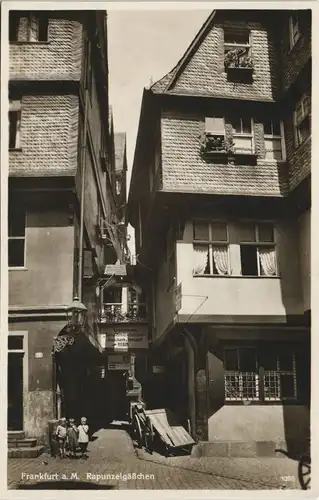 Frankfurt am Main Rapunzelgässchen Kinder vor Äpfelwein Ausschank 1930