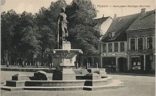 Ansichtskarte Husum Asmussen-Woldsen-Brunnen, Gasthof Geschäfte 1909