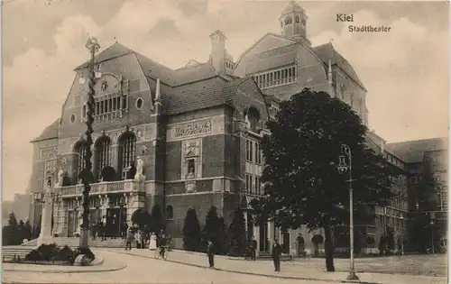 Ansichtskarte Kiel Straßen Partie vor dem Theater, Stadttheater 1913
