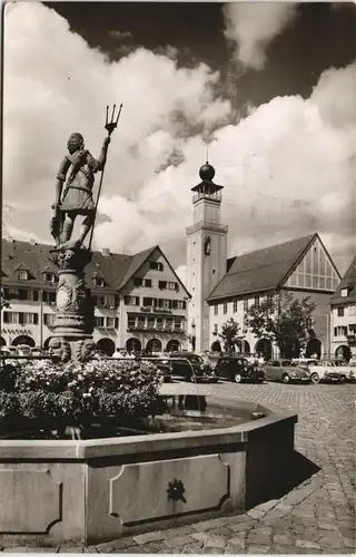 Ansichtskarte Freudenstadt Brunnen am Rathaus, div. Autos ua. VW Käfer 1959