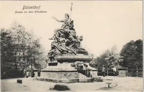 Ansichtskarte Düsseldorf Gruppe vor dem Ständehaus, Denkmal (Monument) 1906
