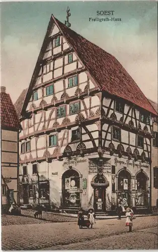 Soest Straßen Partie am Freiligrath-Haus, Kinder vor Drogerie Geschäft 1925