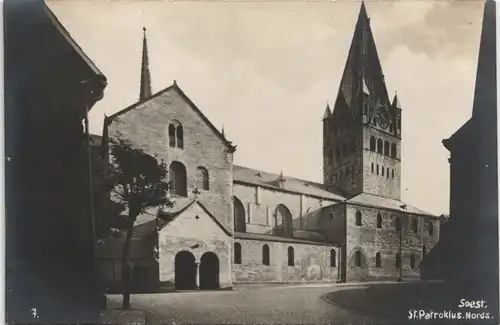 Ansichtskarte Soest Strassen Partie mit St. Patroklus Kirche Nordseite 1920