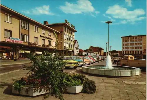 Ansichtskarte Rüsselsheim Friedensplatz, Geschäfte, div. Auto Modelle 1970