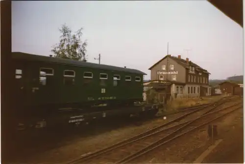 Cranzahl-Sehmatal Bahnhof, Wagon auf Lastwagon Eisenbahn Foto 1996 Privatfoto