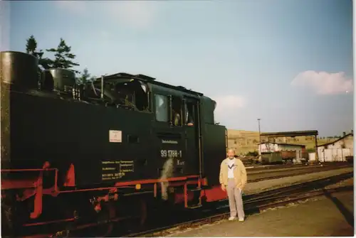 Cranzahl-Sehmatal Bahnhof Mann vor Dampflokomotive 1996 Privatfoto