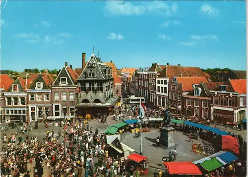 Postkaart Hoorn Oud-Hollandse Markt op de kaasmarkt, Käse-Markt 1980