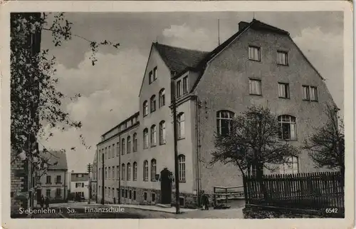 Ansichtskarte Siebenlehn-Großschirma Straßenpartie Finanzschule 1954