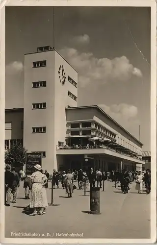 Ansichtskarte Friedrichshafen Am Hafenbahnhof, belebt 1932