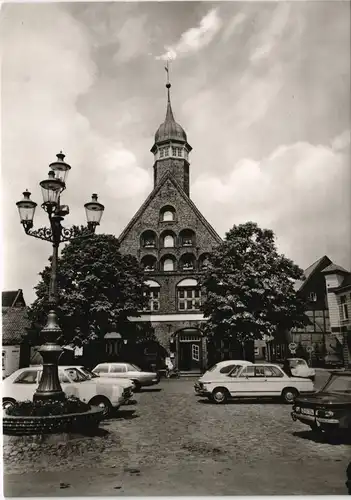 Ansichtskarte Krempe (Kr. Steinburg) Rathaus - Autos 1964