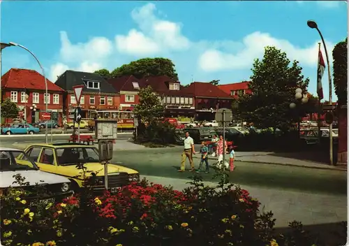 Ansichtskarte Oldenburg in Holstein Marktplatz, Fußgänger, Autos 1980