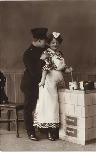Menschen/Soziales Leben - Liebespaare Soldat un Frau am Herd 1915
