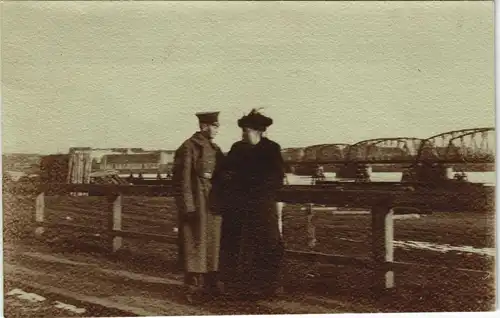 Militär & Soldatenleben Offizier mit Frau vor Brücke 1915 Privatfoto
