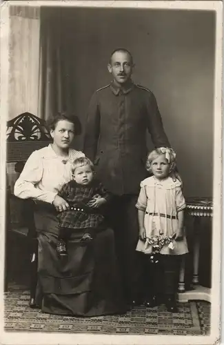 Fotokunst Soldat mit Uniform und Familie (ca. 1. WK) 1915 Privatfoto