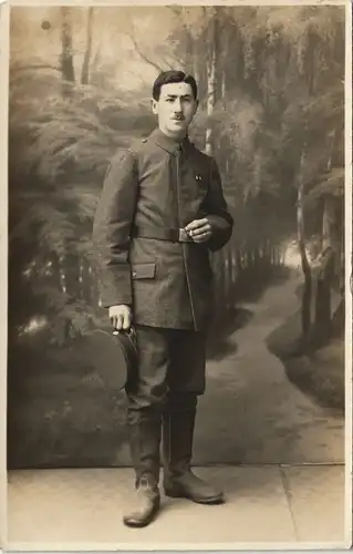 Echtfoto Militär Soldatenleben Soldat posierend im Atelier 1915 Privatfoto