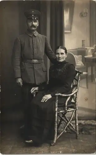 Militär & Soldatenleben Soldat mit Frau, Atelier-Foto-AK 1915 Privatfoto