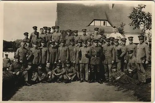Militär & Soldatenleben Gruppenfoto Soldaten vor Wohnhaus 1916 Privatfoto