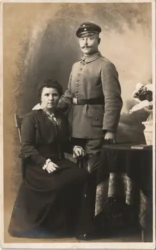 1WK
 Soldat  Frau (Atelier-Foto aus Berlin-Lichterfelde) 1917 Privatfoto