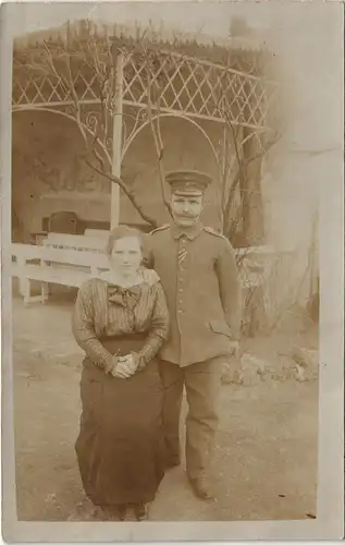 Militaria Foto 1. Weltkrieg Soldat posiert mit Frau 1915 Privatfoto