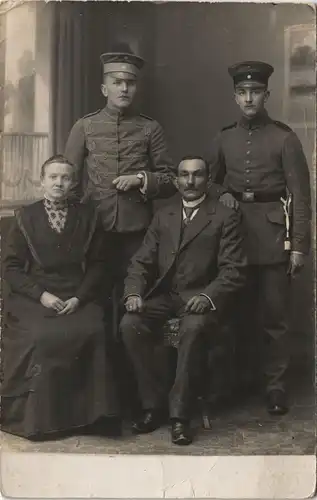 Militaria Foto 1. Weltkrieg Junge Soldaten mit Familie 1915 Privatfoto