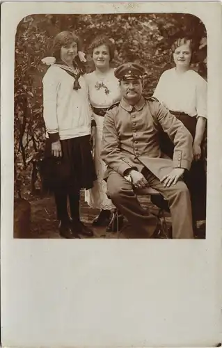 Foto-AK Militär im 1. WK Soldat mit Frauen, World War I. 1914 Privatfoto