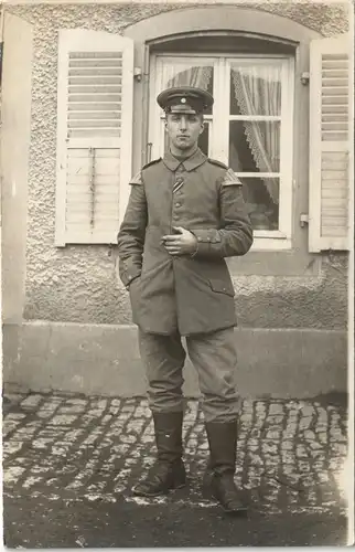 Militär 1. WK World War Photo Soldat vor Wohnhaus Gebäude 1915 Privatfoto